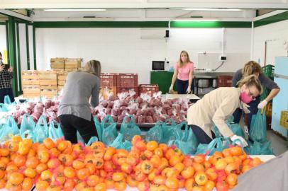 kit de alimentos são doados em Gramado para familias carentes<!-- NICAID(14489448) -->