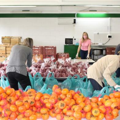 kit de alimentos são doados em Gramado para familias carentes<!-- NICAID(14489448) -->