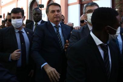 O presidente Jair Bolsonaro e o vice-presidente Hamilton Mourão participam na manhã desta quinta-feira (30) da posse do general Valério Stumpf Trindade como novo chefe do Comando Militar do Sul (CMS). Ele assume no lugar do general Geraldo Antonio Miotto, que irá para a reserva. A cerimônia está marcada para começar a partir das 11h, no Salão de Honra do CMS, localizado na Rua dos Andradas, no Centro Histórico de Porto Alegre. Para evitar aglomerações, desaconselhadas pelas autoridades sanitárias por causa da pandemia de coronavírus, Miotto planejou uma cerimônia discreta para a transmissão do cargo, com a presença de poucas autoridades.<!-- NICAID(14489451) -->