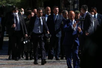 O presidente Jair Bolsonaro e o vice-presidente Hamilton Mourão participam na manhã desta quinta-feira (30) da posse do general Valério Stumpf Trindade como novo chefe do Comando Militar do Sul (CMS). Ele assume no lugar do general Geraldo Antonio Miotto, que irá para a reserva. A cerimônia está marcada para começar a partir das 11h, no Salão de Honra do CMS, localizado na Rua dos Andradas, no Centro Histórico de Porto Alegre. Para evitar aglomerações, desaconselhadas pelas autoridades sanitárias por causa da pandemia de coronavírus, Miotto planejou uma cerimônia discreta para a transmissão do cargo, com a presença de poucas autoridades.<!-- NICAID(14489452) -->