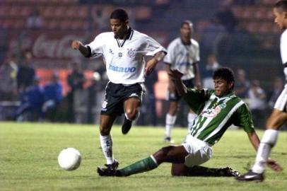 Lance do jogo entre Corinthians 0 x 1 Juventude pela copa do brasil no estádio Pacaembu.#PÁGINA: Capa#EDIÇÃO: 2ªCORI SAO PAULO 30/04/99 ESPORTES COPA DO BRASIL JOGO ENTRE CORINTHIANS E JUVENTUDE NO ESTADIO DO PACAEMBUCORI22 SAO PAULO 30/04/99 ESPORTES COPA DO BRASIL JOGO ENTRE CORINTHIANS E JUVENTUDE NO ESTADIO DO PACAEMBU FOTO DIGITAL PAULO PINTO/AE 5.7MB Fonte: AE Fotógrafo: PAULO PINTO<!-- NICAID(568245) -->