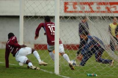 ***  Caxias X Marcílio Dias  ***Caxias X Marcílio Dias. Na foto, o atacante Cristian Borja e o meia Rafinha (e/d).<!-- NICAID(128311) -->