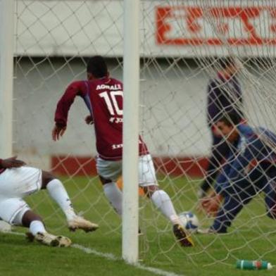 ***  Caxias X Marcílio Dias  ***Caxias X Marcílio Dias. Na foto, o atacante Cristian Borja e o meia Rafinha (e/d).<!-- NICAID(128311) -->