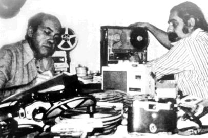  Em 1970, Barbosa Lessa e  Paixão Côrtes analisando pesquisas que realizaram juntos.<!-- NICAID(14489470) -->