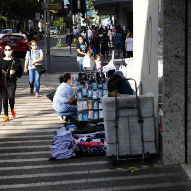  CAXIAS DO SUL, RS, BRASIL, 28/04/2020. Coronavírus - Pandemia reduz número de vendedores ambulantes no centro de Caxias do Sul. Estimativa da equipe de fiscalização é que presença nas ruas tenha caído um terço. (Porthus Junior/Agência RBS)<!-- NICAID(14487823) -->