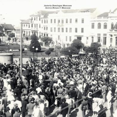 População junto à Praça Dante Alighieri duranta a Festa da Uva de 1937. Ao fundo, a Rua Dr. Montaury<!-- NICAID(14486635) -->