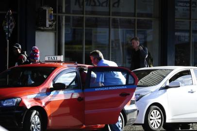  PORTO ALEGRE, RS, BRASIL,01/05/2020- Taxistas da Rodoviária, não utilizando máscaras de proteção.  Foto: Ronaldo Bernardi / Agencia RBS<!-- NICAID(14490226) -->