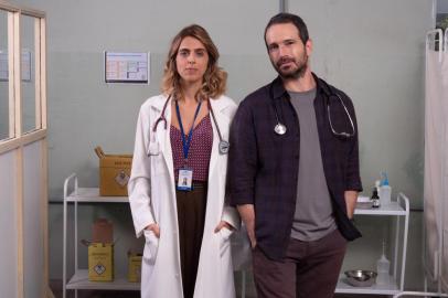 Atores Caco Ciocler e Ana Petta na segunda temporada de Unidade Básica, série da Universal TV<!-- NICAID(14488374) -->