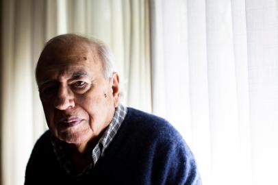  PORTO ALEGRE, RS, BRASIL, 23-09-2019: O escritor Luis Fernando Verissimo durante entrevista em casa, no bairro Petrópolis. Ele celebra 50 anos como cronista. (Foto: Mateus Bruxel / Agência RBS)Indexador: Mateus Bruxel<!-- NICAID(14260587) -->