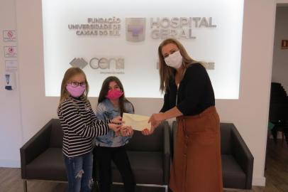 o Hospital Geral de Caxias do Sul recebeu uma doação singela, mas muito especial: R$ 50,30. O dinheiro foi resultado do trabalho de Rafaela Marcarini, 10 anos, e Mariana Filippon de Camargo, 8. As amigas começaram a produzir bonecos de gesso para comercializar e, assim, destinar o recurso para o Hospital.<!-- NICAID(14490415) -->