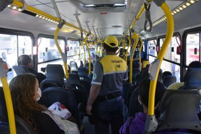 Pelo menos quatro linhas do transporte coletivo de Caxias já registraram excesso de passageiros durante pandemia<!-- NICAID(14490428) -->