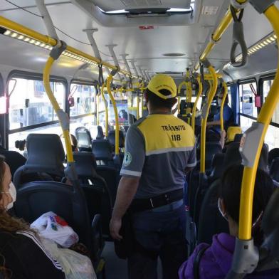 Pelo menos quatro linhas do transporte coletivo de Caxias já registraram excesso de passageiros durante pandemia<!-- NICAID(14490428) -->