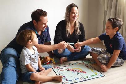 Pais e filhos em distanciamento social durante a pandemia de coronavírus. Elisiane Toldo e Maique Pierre da Silva com os filhos Leonardo, 8 anos, e Benício, 3 anos.<!-- NICAID(14488508) -->