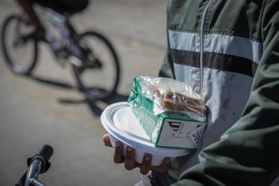 PORTO ALEGRE, RS, BRASIL - 30.04.2020 - A pauta é sobre o aumento da desigualdade social por causa da crise. Fomos até o Baro Experiência Gastronômica para encontrar os responsáveis por um projeto que distribui comida na Capital. Depois, acompanhamos os responsáveis até o Humaitá, nas imediações do viaduto da Arena do Grêmio. Lá tem um ponto de distribuição de marmitas. (Foto: Isadora Neumann/Agencia RBS)Indexador: ISADORA NEUMANN<!-- NICAID(14489676) -->