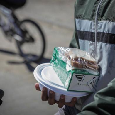 PORTO ALEGRE, RS, BRASIL - 30.04.2020 - A pauta é sobre o aumento da desigualdade social por causa da crise. Fomos até o Baro Experiência Gastronômica para encontrar os responsáveis por um projeto que distribui comida na Capital. Depois, acompanhamos os responsáveis até o Humaitá, nas imediações do viaduto da Arena do Grêmio. Lá tem um ponto de distribuição de marmitas. (Foto: Isadora Neumann/Agencia RBS)Indexador: ISADORA NEUMANN<!-- NICAID(14489676) -->