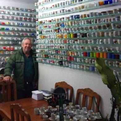  Celso Schames tem em seu apartamento uma coleção de 2.300 xicrinhas de café.<!-- NICAID(14490474) -->