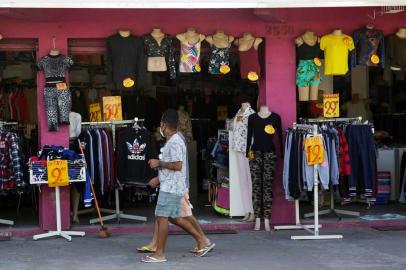 ALVORADA, RS, BRASIL, 01-05-2020: Loja de roupas. Algumas lojas reabrem na avenida Presidente Getúlio Vargas, em Alvorada, na sexta-feira (01), em pleno feriado. Decreto de caráter transitório autoriza prefeitos a liberar comércio na região metropolitana em meio a pandemia de covid-19. (Foto: Mateus Bruxel / Agência RBS)Indexador: Mateus Bruxel<!-- NICAID(14490585) -->