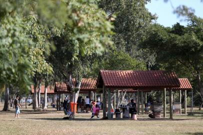  PORTO ALEGRE, RS, BRASIL - 01.05.2020 - Visitamos parques e praças para mostrar como está o isolamento neste locais, neste feriado de 1 de maio. Na imagem: Parque Marechal Mascarenhas de Moraes, bairro Humaitá. (Foto: Jefferson Botega/Agencia RBS)Indexador: Jeff Botega<!-- NICAID(14490761) -->