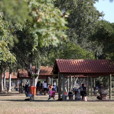  PORTO ALEGRE, RS, BRASIL - 01.05.2020 - Visitamos parques e praças para mostrar como está o isolamento neste locais, neste feriado de 1 de maio. Na imagem: Parque Marechal Mascarenhas de Moraes, bairro Humaitá. (Foto: Jefferson Botega/Agencia RBS)Indexador: Jeff Botega<!-- NICAID(14490761) -->