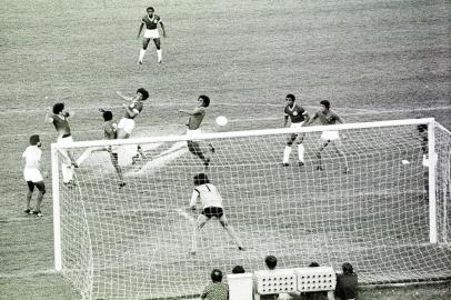 Inter 1x0 Cruzeiro - Campeonato Brasileiro de 1975 (Decisão), em destaque o famoso gol iluminado de Figueroa#ENVELOPE: 111687 Fotógrafo: Juan Carlos Gomez, Agência RBS, 14/12/1975<!-- NICAID(1914649) -->