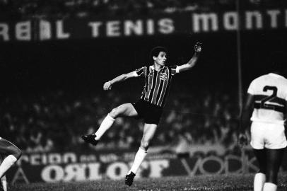  Campeonato Brasileiro de 1981.Final: São Paulo 0 x Grêmio 1Na foto o jogador Baltazar.GRÊMIO CAMPEÃO BRASILEIRO - Jogando melhor, impondo seu futebol sereno e seguro sobre o São Paulo, o Grémio conquistou com categoria, moral e justiça sua maior glória no esporte nacional. #envelope: 149839<!-- NICAID(9806382) -->