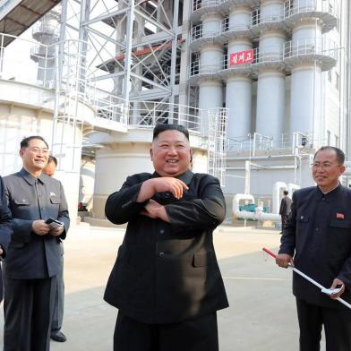 This picture taken on May 1, 2020 and released from North Koreas official Korean Central News Agency (KCNA) on May 2, 2020 shows North Korean leader Kim Jong Un (2nd R) visiting the completed Suchon phosphate fertilizer factory in South Pyongan Province, North Korea. (Photo by STR / KCNA VIA KNS / AFP) / - South Korea OUT / ---EDITORS NOTE--- RESTRICTED TO EDITORIAL USE - MANDATORY CREDIT AFP PHOTO/KCNA VIA KNS - NO MARKETING NO ADVERTISING CAMPAIGNS - DISTRIBUTED AS A SERVICE TO CLIENTS / THIS PICTURE WAS MADE AVAILABLE BY A THIRD PARTY. AFP CAN NOT INDEPENDENTLY VERIFY THE AUTHENTICITY, LOCATION, DATE AND CONTENT OF THIS IMAGE --- / <!-- NICAID(14490887) -->