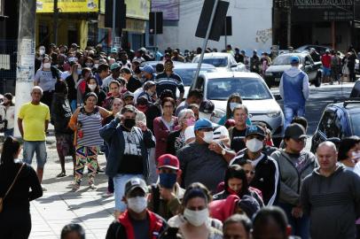 Agência da Caixa em Alvorada registra fila gigante na manhã deste sábado, dia de abertura extraordinária para recebimento de auxílio emergencial.ALVORADA, 02/05/2020<!-- NICAID(14490940) -->