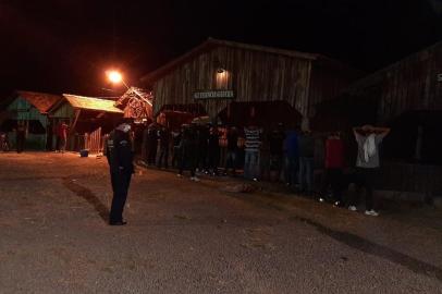 Guarda Municipal termina com festa rave em São Leopoldo. Uma festa rave no Parque do Trabalhador, em São Leopoldo, na Região Metropolitana foi flagrada por servidores da Guarda Municipal nesta madrugada. Com carro de som e música eletrônica, o evento reunia 55 pessoas em uma área aberta do parque. A Guarda Municipal acabou com o evento no bairro Vicentina por volta da 1h15 deste sábado (2). 