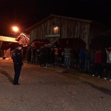 Guarda Municipal termina com festa rave em São Leopoldo. Uma festa rave no Parque do Trabalhador, em São Leopoldo, na Região Metropolitana foi flagrada por servidores da Guarda Municipal nesta madrugada. Com carro de som e música eletrônica, o evento reunia 55 pessoas em uma área aberta do parque. A Guarda Municipal acabou com o evento no bairro Vicentina por volta da 1h15 deste sábado (2). 