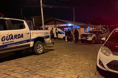 Mais cinco bares e uma casa noturna foram fechadas em Caxias do Sul durante fiscalização das medidas contra o coronavírus. A operação circulou por 11 bairros e encerrou uma festa com mais de 20 pessoas. Desde o primeiro decreto municipal, foram mais de 3,7 mil denúncias sobre situações de risco de contágios.<!-- NICAID(14491103) -->