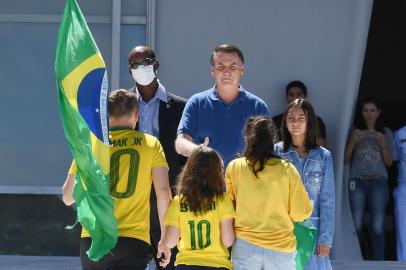  Brazilian President Jair Bolsonaro and his daughter Laura (R) greet supporters outside Planalto Palace in Brasilia, on May 3, 2020 during the COVID-19 novel coronavirus pandemic. - The novel coronavirus has killed at least 243,637 people since the outbreak first emerged in China last December, according to a tally from official sources compiled by AFP at 1100 GMT on Sunday. (Photo by EVARISTO SA / AFP)Editoria: HTHLocal: BrasíliaIndexador: EVARISTO SASecao: diseaseFonte: AFPFotógrafo: STF<!-- NICAID(14491120) -->