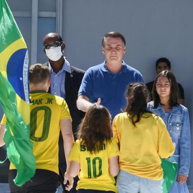  Brazilian President Jair Bolsonaro and his daughter Laura (R) greet supporters outside Planalto Palace in Brasilia, on May 3, 2020 during the COVID-19 novel coronavirus pandemic. - The novel coronavirus has killed at least 243,637 people since the outbreak first emerged in China last December, according to a tally from official sources compiled by AFP at 1100 GMT on Sunday. (Photo by EVARISTO SA / AFP)Editoria: HTHLocal: BrasíliaIndexador: EVARISTO SASecao: diseaseFonte: AFPFotógrafo: STF<!-- NICAID(14491120) -->