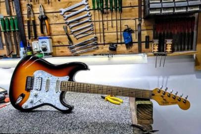 Após ter o carro arrombado, os músicos Paola Delazeri e Johnatan Macedo pedem ajuda da comunidade de Caxias do Sul para tentar recuperar uma guitarra e outros equipamentos. Foi levada uma guitarra Fender American Standard nas cores vermelha, preta e amarela.<!-- NICAID(14491226) -->