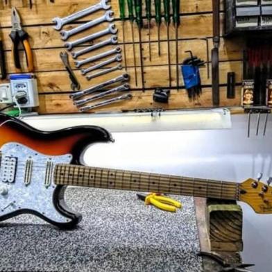 Após ter o carro arrombado, os músicos Paola Delazeri e Johnatan Macedo pedem ajuda da comunidade de Caxias do Sul para tentar recuperar uma guitarra e outros equipamentos. Foi levada uma guitarra Fender American Standard nas cores vermelha, preta e amarela.<!-- NICAID(14491226) -->