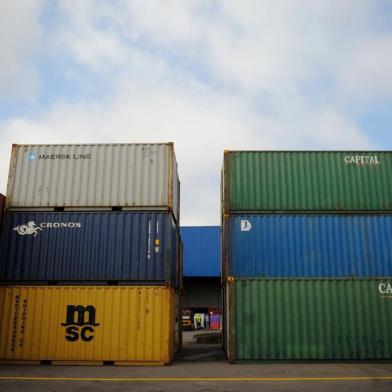  CAXIAS DO SUL, RS, BRASIL, 16/08/2016. Ambiental do Porto Seco / Estação Aduaneira, mostrando os containers. Matéria sobre a influência da variação do dólar na economia de exportação. (Diogo Sallaberry/Agência RBS)<!-- NICAID(12382112) -->