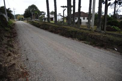  CAXIAS DO SUL, RS, BRASIL, 29/04/2020. Trecho de 5,6 quilômetros da Estrada Velha, que liga Caxias do Sul a Flores da Cunha, coloca em perigo motoristas e moradores. De chão batido, a maior parte da via, denominada Vittore Toigo, tem cerca de quatro metros de largura. (Porthus Junior/Agência RBS)<!-- NICAID(14488709) -->