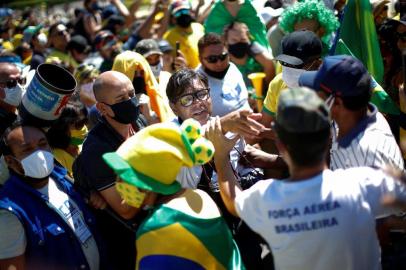 Brazilian photographer Dida Sampaio is pushed off of the top of a ladder by supporters of far-right Brazilian President Jair Bolsonaro during a protest against the president of the Chamber of Deputies Rodrigo Maia, quarantine and social distancing measures, amid the coronavirus disease (COVID-19) outbreak, in Brasilia, Brazil May 3, 2020. REUTERS/Ueslei Marcelino ORG XMIT: GGG-UMS0010Fotógrafo Dida Sampaio, do O Estado de São Paulo, é cercado e agredido por apoiadores de Jair Bolsonaro em manifestação no DF<!-- NICAID(14491240) -->