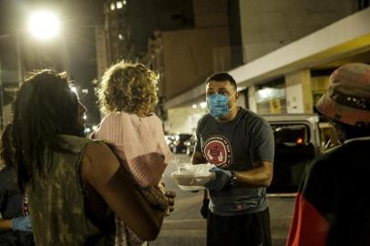  PORTO ALEGRE, RS, BRASIL - 30/04/2020Voluntários do grupo Cozinheiros do Bem distribuem refeições para moradores de rua no Centro da cidade