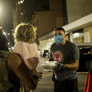  PORTO ALEGRE, RS, BRASIL - 30/04/2020Voluntários do grupo Cozinheiros do Bem distribuem refeições para moradores de rua no Centro da cidade