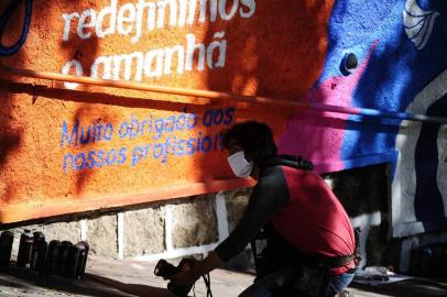  PORTO ALEGRE, RS, BRASIL, 01/05/2020- Fotógrafo André Avila trabalhando protegido por máscara, com distanciamento, em meio a pandemia de coronavírus. Foto: Ronaldo Bernardi / Agencia RBS<!-- NICAID(14490394) -->