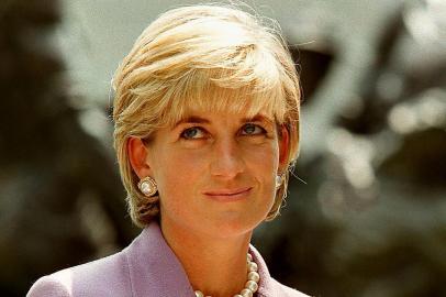  20 anos da morte da princesa Diana. Lady Diana morreu na noite de 31/08/1997, em um acidente de carro dentro do túnel da Ponte de IAlma, em Paris, na França. (FILES) This file photo taken on June 17, 1997 shows Britains Diana, Princess of Wales (L), at a ceremony at Red Cross headquarters in Washington, to call for a global ban on anti-personnel landmines.Two decades on from the death of princess Diana, her sons Princes William and Harry are working to keep her legacy alive with unusually emotional tributes after years of official silence. William was 15 and Harry 12 when Diana died in a car crash in Paris on August 31, 1997. / AFP PHOTO / JAMAL A. WILSONEditoria: HUMLocal: WashingtonIndexador: JAMAL A. WILSONSecao: peopleFonte: AFPFotógrafo: STR<!-- NICAID(13098149) -->