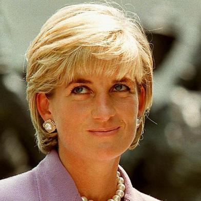  20 anos da morte da princesa Diana. Lady Diana morreu na noite de 31/08/1997, em um acidente de carro dentro do túnel da Ponte de I'Alma, em Paris, na França. (FILES) This file photo taken on June 17, 1997 shows Britain's Diana, Princess of Wales (L), at a ceremony at Red Cross headquarters in Washington, to call for a global ban on anti-personnel landmines.Two decades on from the death of princess Diana, her sons Princes William and Harry are working to keep her legacy alive with unusually emotional tributes after years of official silence. William was 15 and Harry 12 when Diana died in a car crash in Paris on August 31, 1997. / AFP PHOTO / JAMAL A. WILSONEditoria: HUMLocal: WashingtonIndexador: JAMAL A. WILSONSecao: peopleFonte: AFPFotógrafo: STR<!-- NICAID(13098149) -->