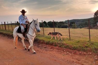 Ex-prefeito de Caxias do Sul, Alceu Barbosa Velho (PDT), em isolamento social devido à pandemia de coronavírus, no sítio em Muitos Capões<!-- NICAID(14490309) -->