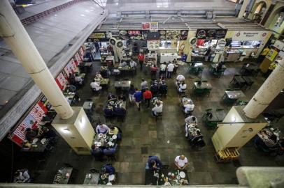  PORTO ALEGRE, RS, BRASIL - 2020.05.04 - Restaurantes do entorno do mercado estão reclamando que estão impedidos de trabalhar, mas que, no Mercado Público, estão funcionando normalmente neste aspecto, com gente sentada uma de frente para a outra. Segundo o decreto de POA, bares e restaurantes devem continuar operando somente nos modelos pegue e leve ou telentrega. (Foto: ANDRÉ ÁVILA/ Agência RBS)Indexador: Andre Avila<!-- NICAID(14491818) -->