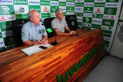  CAXIAS DO SUL, RS, BRASIL, 16/03/2020. Coletiva com Walter Dal Zotto Jr (D), presidente do Juventude e com Osvaldo Pioner (E), vice-presidente de futebol. Na coletiva, foi anunciada oficialmente a saída do técnico Marquinhos Santos do comando da equipe. (Porthus Junior/Agência RBS)<!-- NICAID(14453401) -->