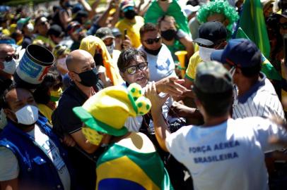 Brazilian photographer Dida Sampaio is pushed off of the top of a ladder by supporters of far-right Brazilian President Jair Bolsonaro during a protest against the president of the Chamber of Deputies Rodrigo Maia, quarantine and social distancing measures, amid the coronavirus disease (COVID-19) outbreak, in Brasilia, Brazil May 3, 2020. REUTERS/Ueslei Marcelino ORG XMIT: GGG-UMS0010Fotógrafo Dida Sampaio, do O Estado de São Paulo, é cercado e agredido por apoiadores de Jair Bolsonaro em manifestação no DF<!-- NICAID(14491240) -->