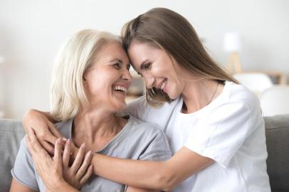 Happy loving older mother and grown millennial daughter laughingFeliz amando mãe mais velha e madura e filha milenar crescida rindo abraçando, carinhosa e sorridente mulher jovem abraçando feliz mãe idosa de meia idade que se diverte em casa passando o tempo juntosFonte: 233887313<!-- NICAID(14316713) -->