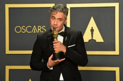 92nd Annual Academy Awards - Press RoomNew Zealand director Taika Waititi poses in the press room with the Oscar for Best Adapted Screenplay for Jojo Rabbit during the 92nd Oscars at the Dolby Theater in Hollywood, California on February 9, 2020. (Photo by FREDERIC J. BROWN / AFP)Editoria: ACELocal: HollywoodIndexador: FREDERIC J. BROWNSecao: cinema industryFonte: AFPFotógrafo: STF<!-- NICAID(14413776) -->