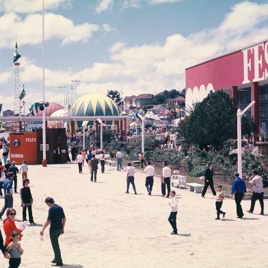 Parque da Festa da Uva de 1972, localizado no terreno que posteriormente abrigou o Super Cesa e o Zaffari, na Rua Alfredo Chaves. A partir de 1975, local abrigaria a prefeitura municipal, sede do centro administrativo municipal.<!-- NICAID(11470544) -->