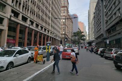 Movimento no Centro Histórico um dia antes da flexibilização de abertura do comércio por decreto da prefeitura de Porto Alegre<!-- NICAID(14492315) -->